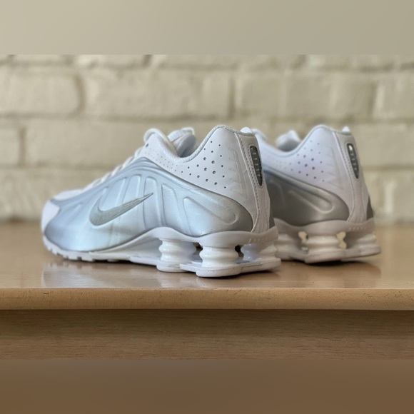 Nike Shox R4 🔥 White Metallic Silver Crimson Red HQ1988-101 Men’s Size 13 Shoes - Picture 7 of 8